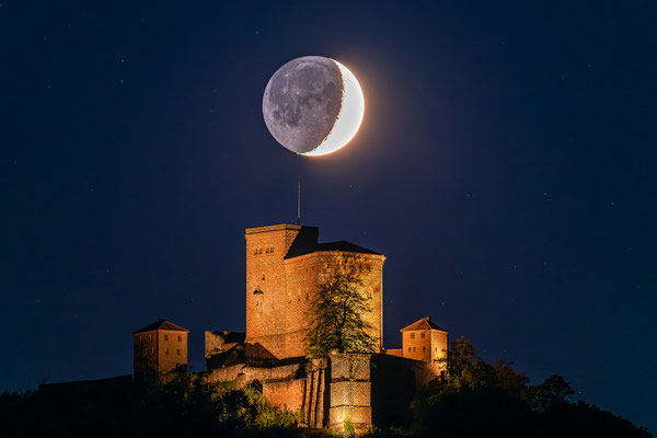 Monduntergang hinter dem Trifels