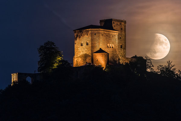 Partielle Mondfinsternis hinter der Burg Trifels