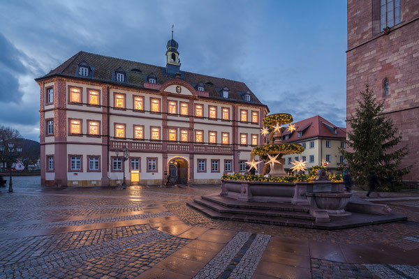 Rathaus von Neustadt als "Adventskalender"