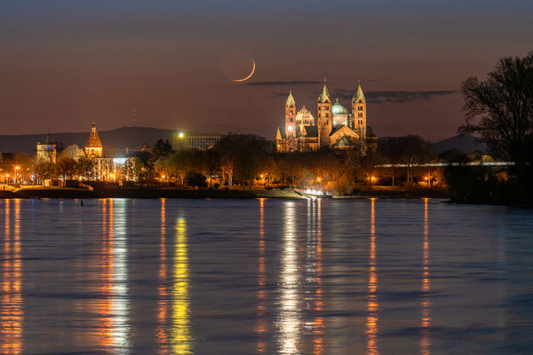 Schmale Mondsichel hinter dem Speyerer Dom