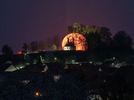 Vollmondaufgang an der Reifenberger Kapelle