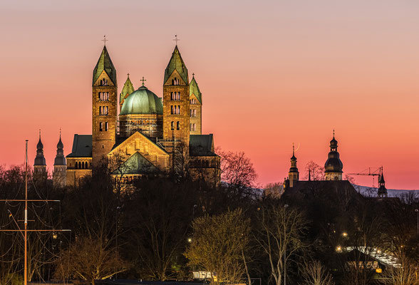Schmale Mondsichel am Speyerer Dom