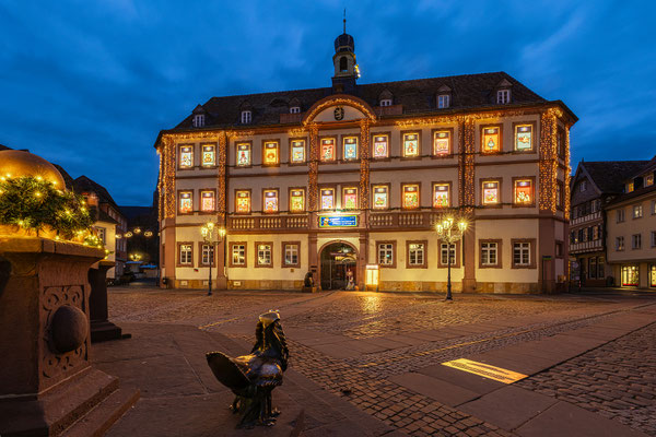 Leuchtender Adventskalender am Neustadter Rathaus