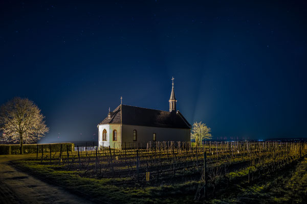 Klausenbergkapelle in klarer Nacht