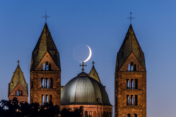 Sichelmond hinter dem Speyerer Dom