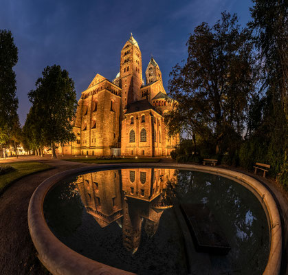 Spiegelung des Speyerer Doms im Brunnen