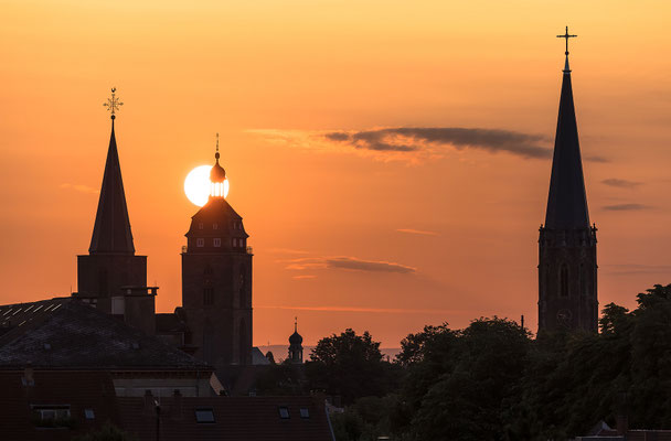 Sonnenaufgang hinter der Stiftskirche