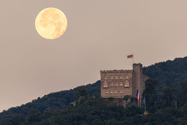 Vollmond hinter dem Hambacher Schloss