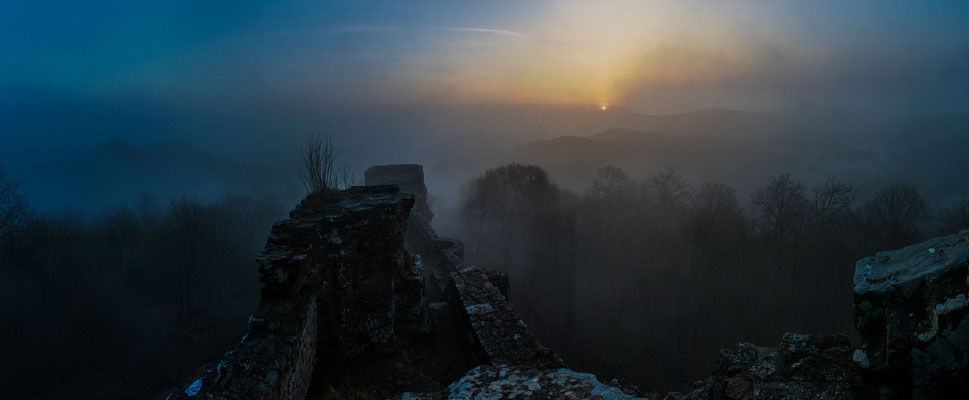 Nebliger Sonnenaufgang an der Wegelnburg