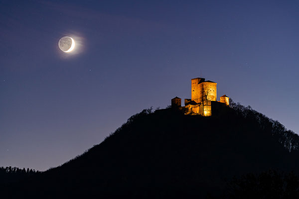 Monduntergang hinter der Burg Trifels