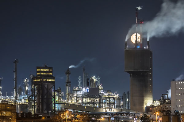 Vollmonduntergang hinter der BASF