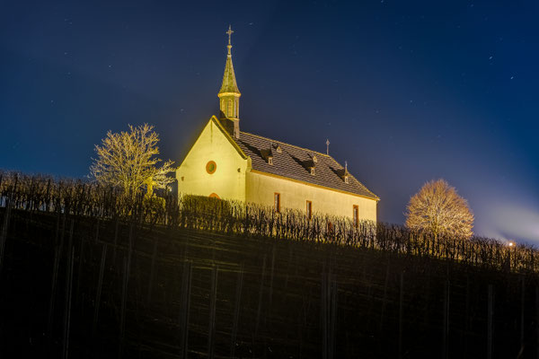 Klausenbergkapelle in klarer Nacht