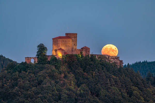 Vollmondaufgang hinter der Burg Trifels