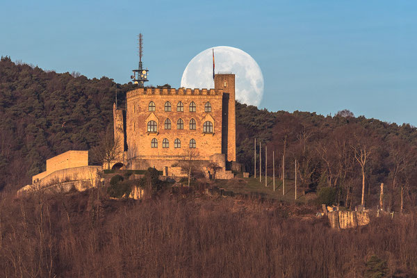 Vollmonduntergang hinter Hambacher Schloss und Kalmit