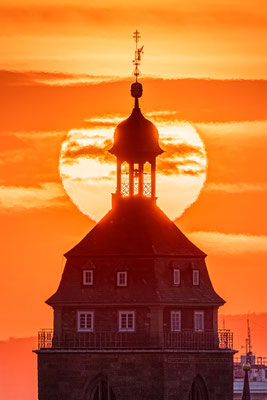 Sonnenaufgang hinter der Neustadter "Skyline"