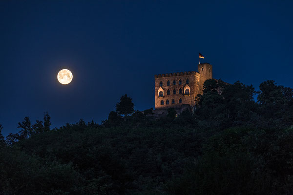 Vollmonduntergang hinter dem Hambacher Schloss