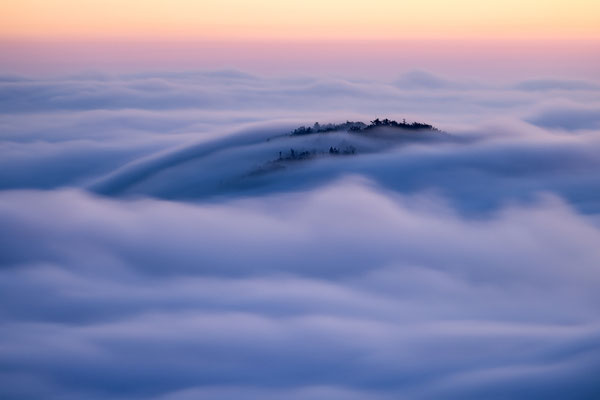 Hoher Herbstnebel auf dem Rehbergturm