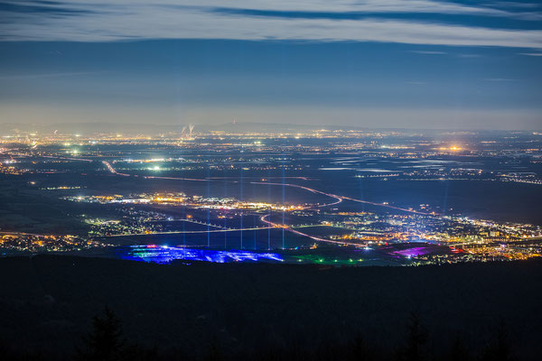 Blick über die nächtliche Rheinebene