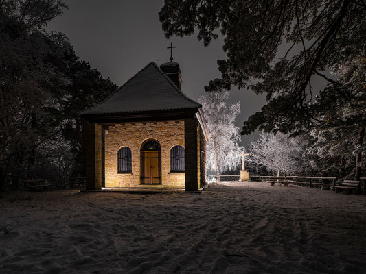 Mariä-Schutz-Kapelle in einer Winternacht