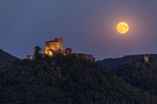 Vollmondaufgang hinter der Burg Trifels