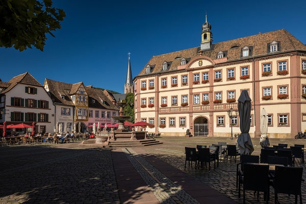 Marktplatz in Neustadt mit Rathaus