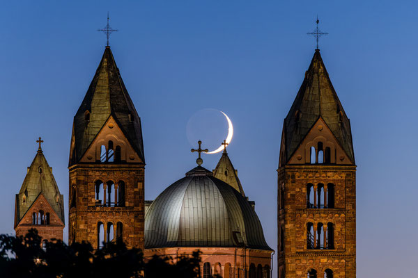 Sichelmond hinter dem Speyerer Dom