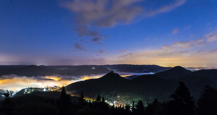 Erste Morgendämmerung über Annweiler und Trifels
