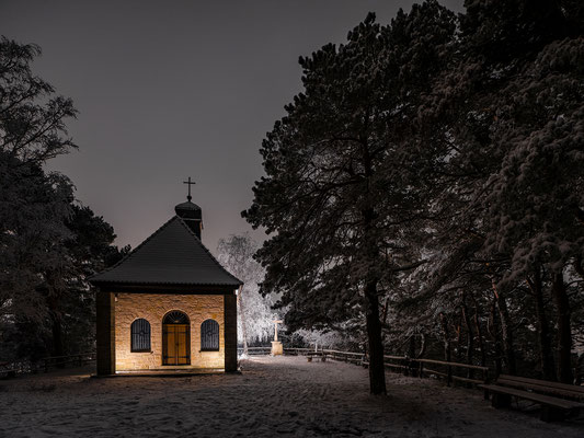 Mariä-Schutz-Kapelle in einer Winternacht