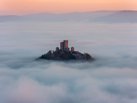 Trifels im Nebelmeer