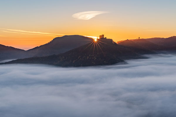 Sonnenaufgang hinter dem Trifels