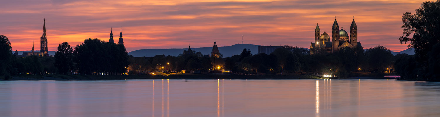 Blaue Stunde am Rhein bei Speyer