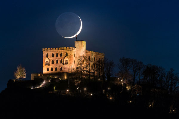 Sichelmond am Hambacher Schloss