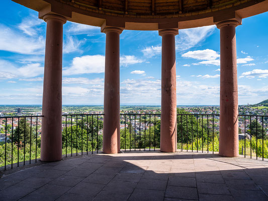 Blick vom Deidesheimer Tempel auf Neustadt