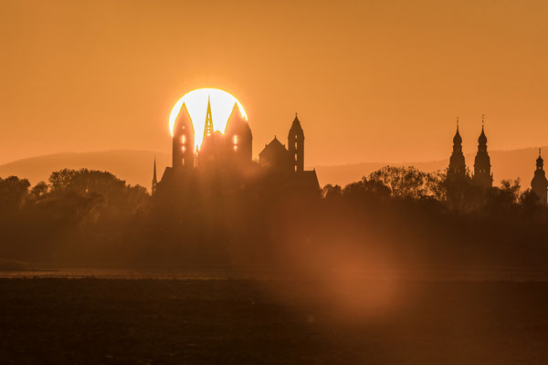 Sonnenuntergang hinter Speyerer Dom und Gedächtniskirche
