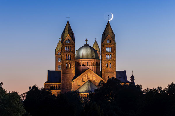Sichelmond hinter dem Speyerer Dom