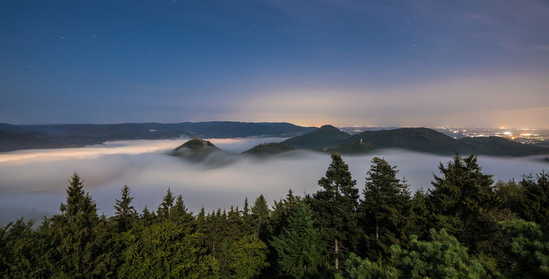 Annweilerer Burgengruppe im Vollmondlicht