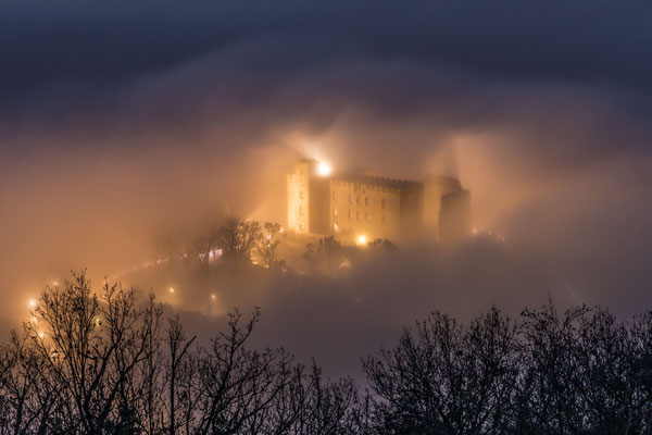 Morgennebel umspült das Hambacher Schloss