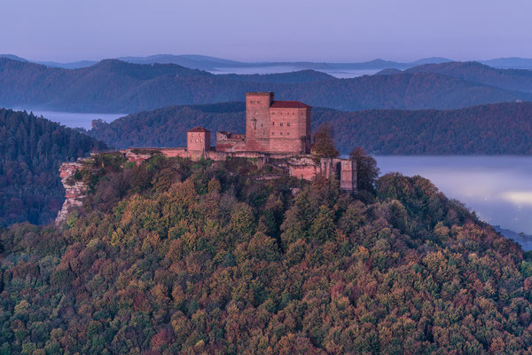 Burg Trifels im frühen Dämmerlicht