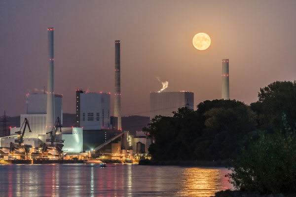 Vollmondaufgang hinter dem Mannheimer Großkraftwerk