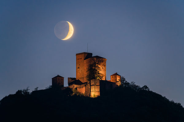 Monduntergang hinter dem Trifels