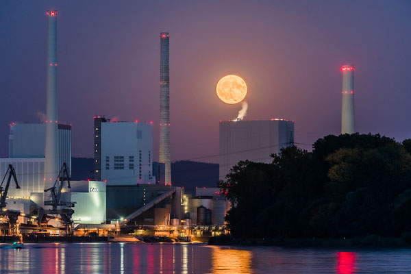 Vollmondaufgang hinter dem Mannheimer Großkraftwerk