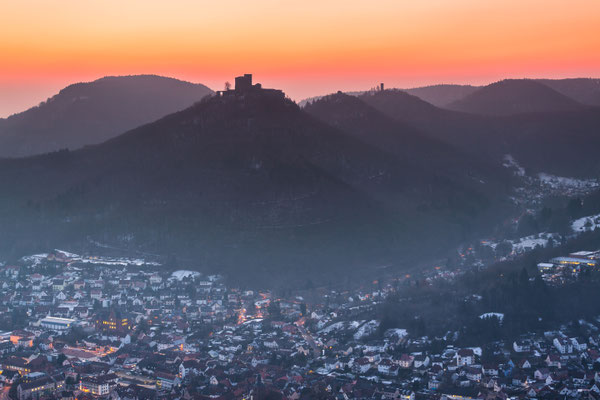 Burg Trifels in der Morgendämmerung