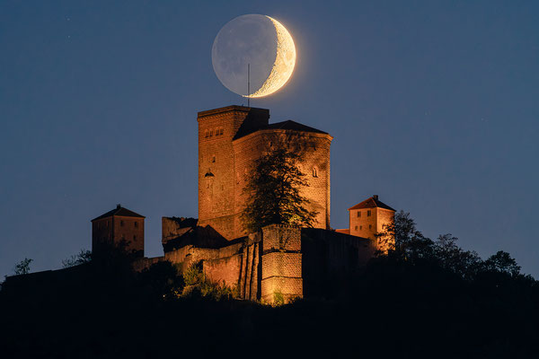 Monduntergang hinter dem Trifels