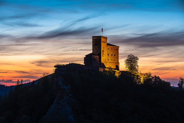 Blaue Stunde mit Blick zum Trifels