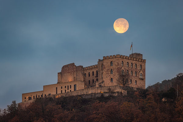 Vollmond hinter dem Hambacher Schloss