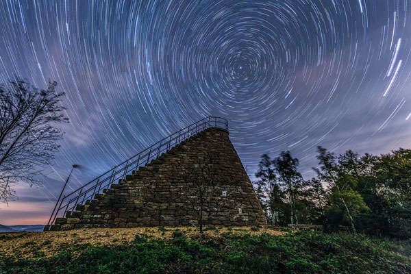 Startrail (Sternspuren) am Hohenbergturm