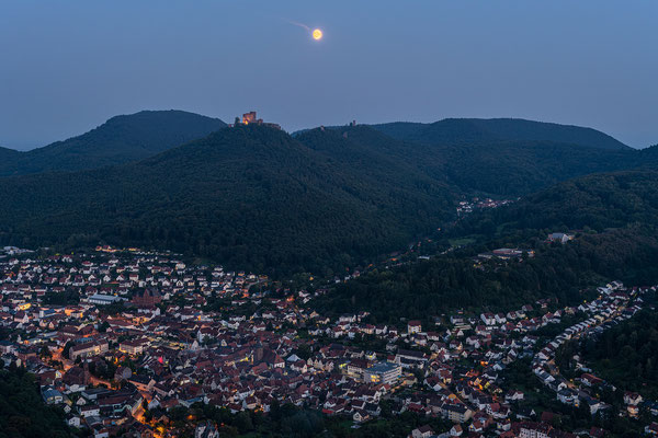 Vollmondaufgang hinter dem Trifels