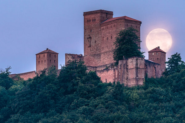 Vollmonduntergang hinter dem Trifels