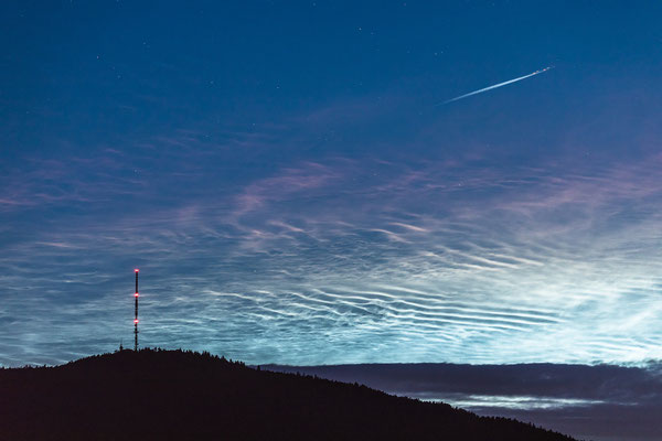 Sehr seltenes Phänomen: leuchtende Nachtwolken in sehr starker Ausprägung über Neustadt