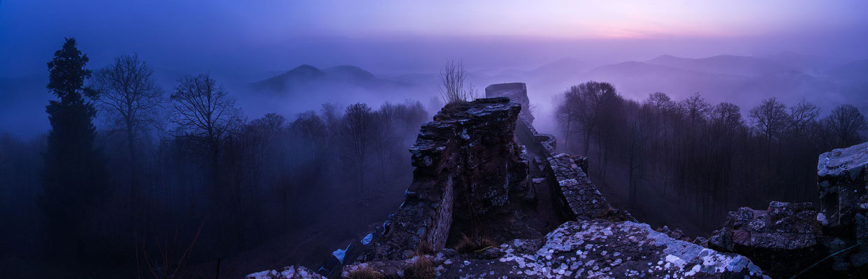 Ruine Wegelnburg in nächtlichem Nebel